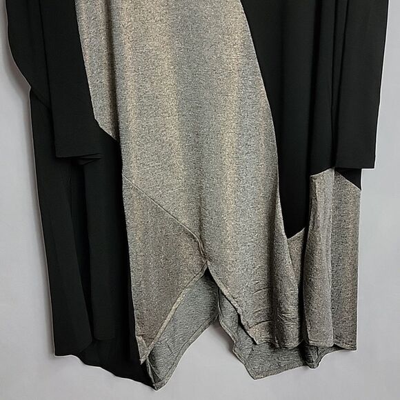 🖤5/$20🖤 AVENUE..black and metallic oversized top.. - Picture 2 of 13